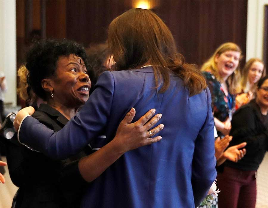 敬业的凯特工作中有趣、感人、甚至尴尬的瞬间