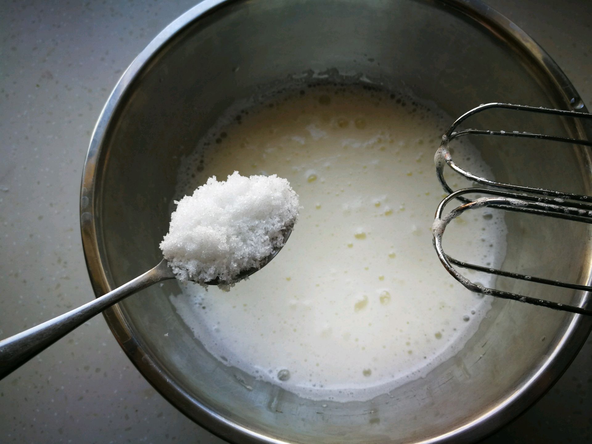 蛋糕卷不用出去买着吃了，在家就能做，口感绵密做法简单