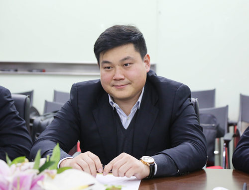父亲因生他而丢掉工作，现在他长大成人，赚到千亿身家来回馈父亲