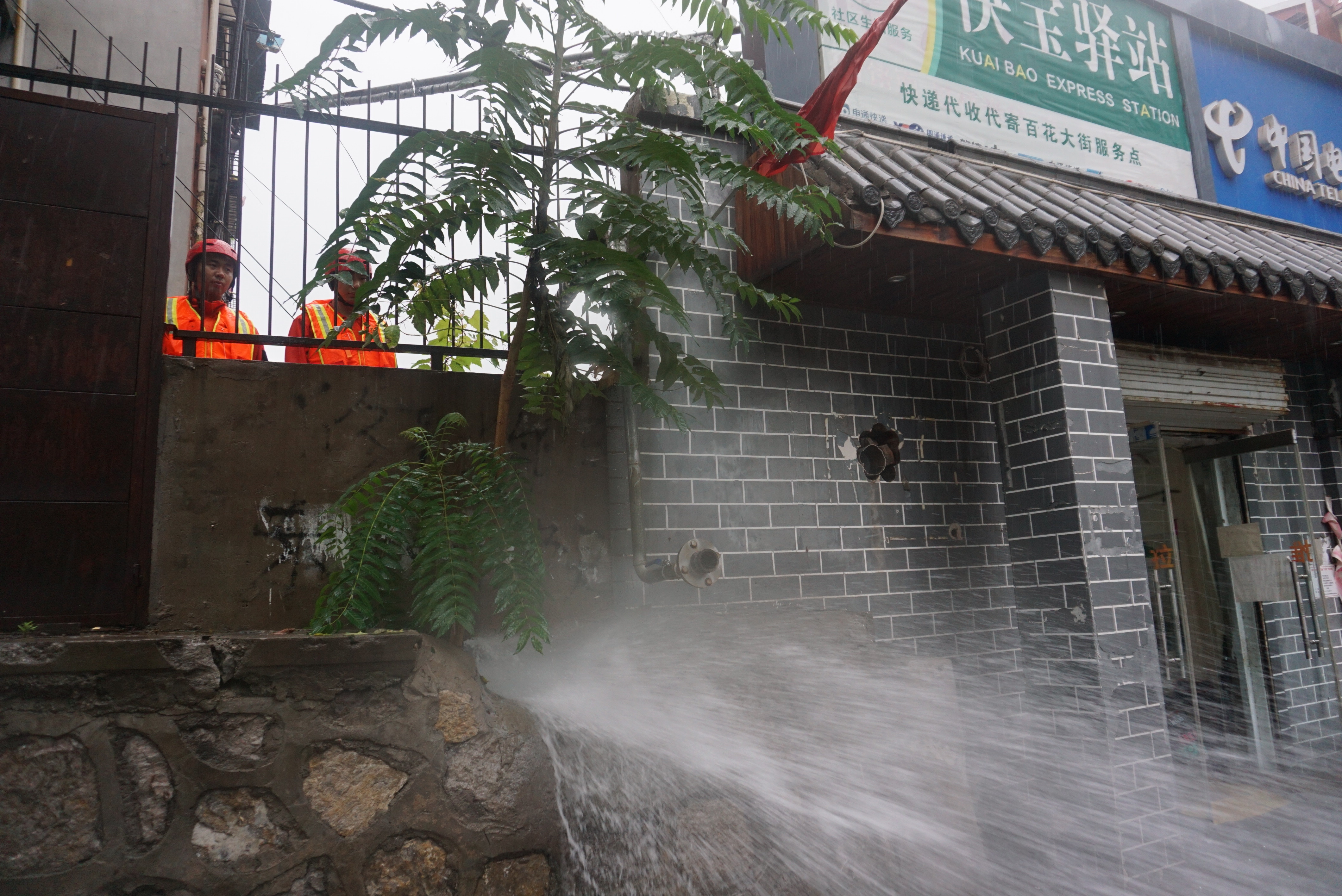 邯郸：暴雨致多小区内涝被淹 消防紧急排涝救援