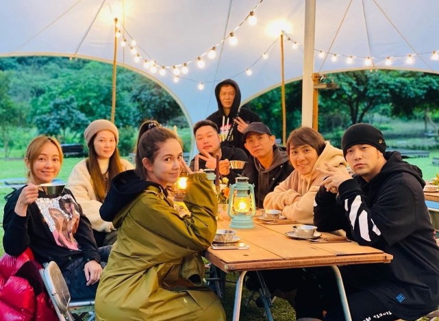 周杰倫夫婦同框秀恩愛，夫妻赤腳水中嬉戲，昆凌曬老公視角照超仙