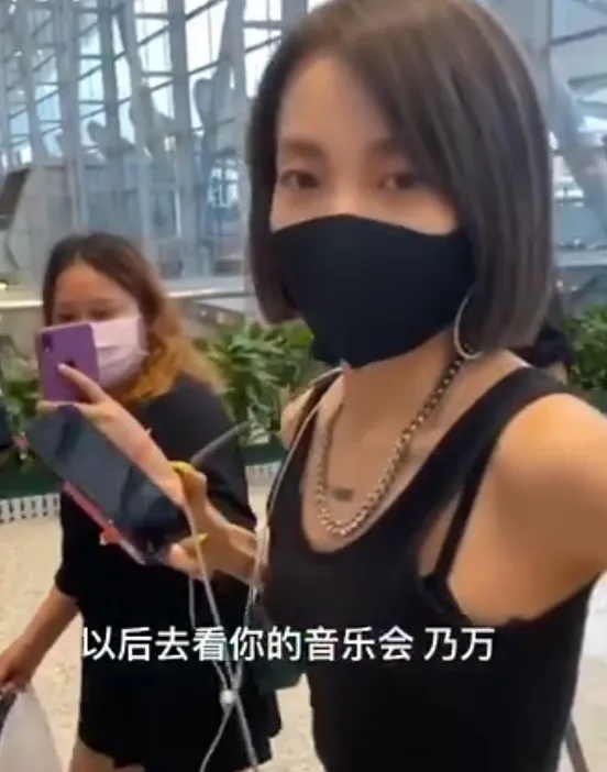 清瘦乃万现身机场，被众多粉丝围堵，乃万吓到