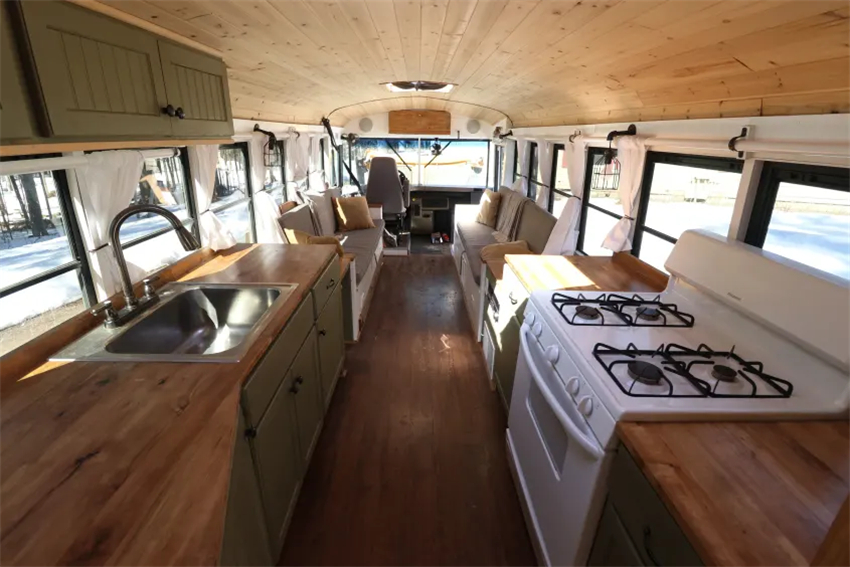 男子把校车改造成家，最多可睡下6人，独居其中