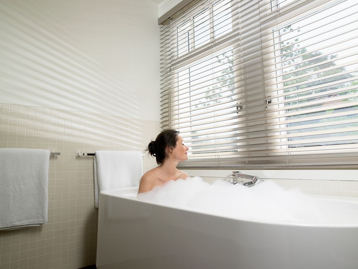 Taking a bath during the third trimester of pregnancy should be