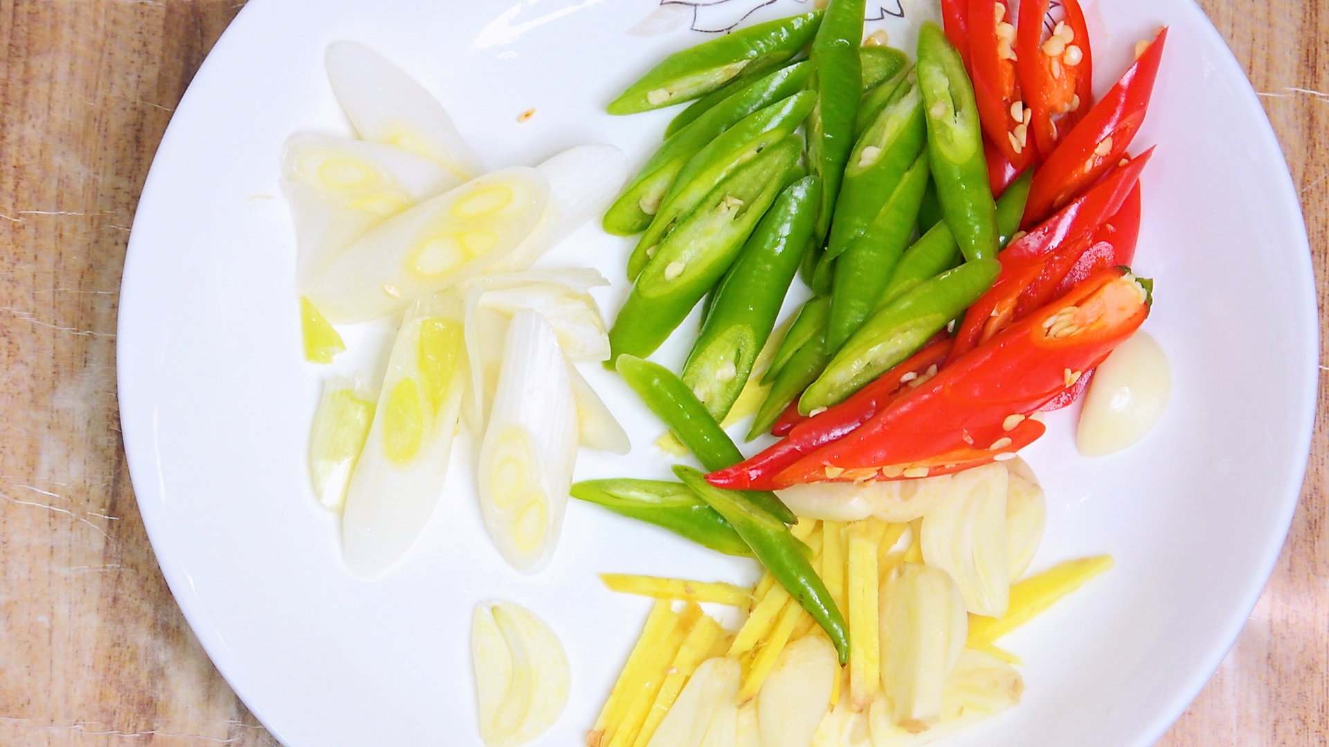 煎魚時，不要撒鹽和用薑抹鍋底，大廚教你一招，煎魚不粘鍋不破皮