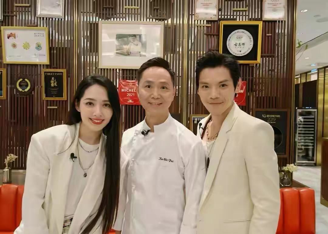向太带郭碧婷逛街五个保姆跟随！暴瘦后老得厉害，向佐抱娃好无奈