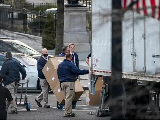 人走茶凉！搬家卡车抵达白宫开始打包行李，特朗普未露面