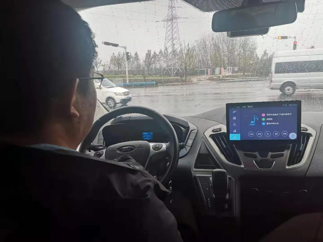 精英奶爸的得力助手—福特途睿欧，商务接待全家出行，有它就够了