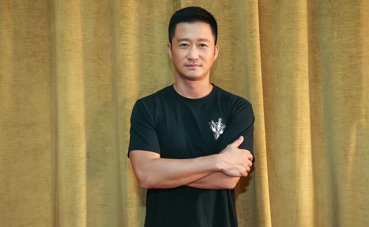 吴京幽默汇报妻子手术情况晒谢楠桡骨钢钉照骂其是猪
