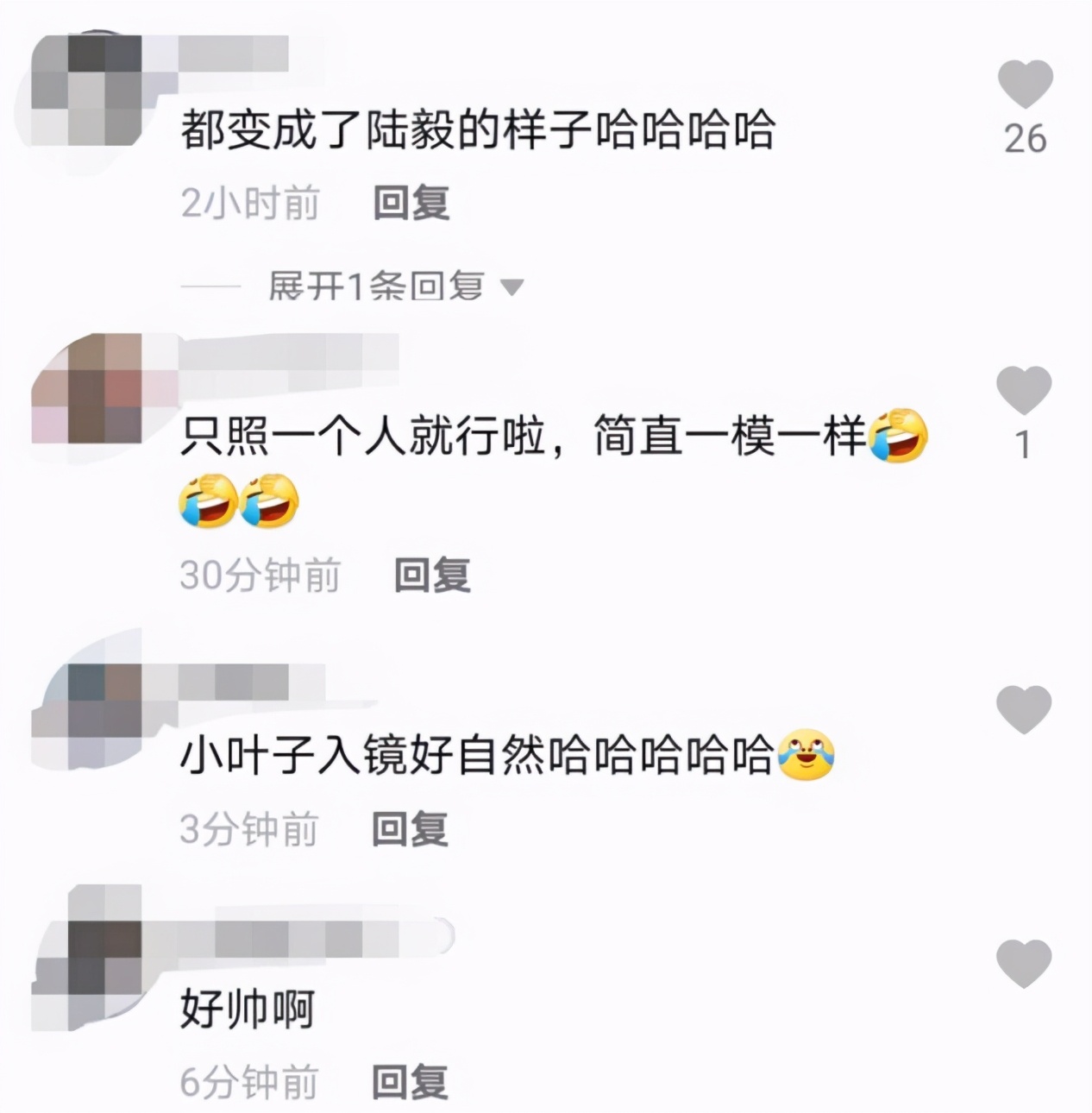 陆毅晒全家近照，鲍蕾带俩女儿出镜，一家四口共用一张脸？