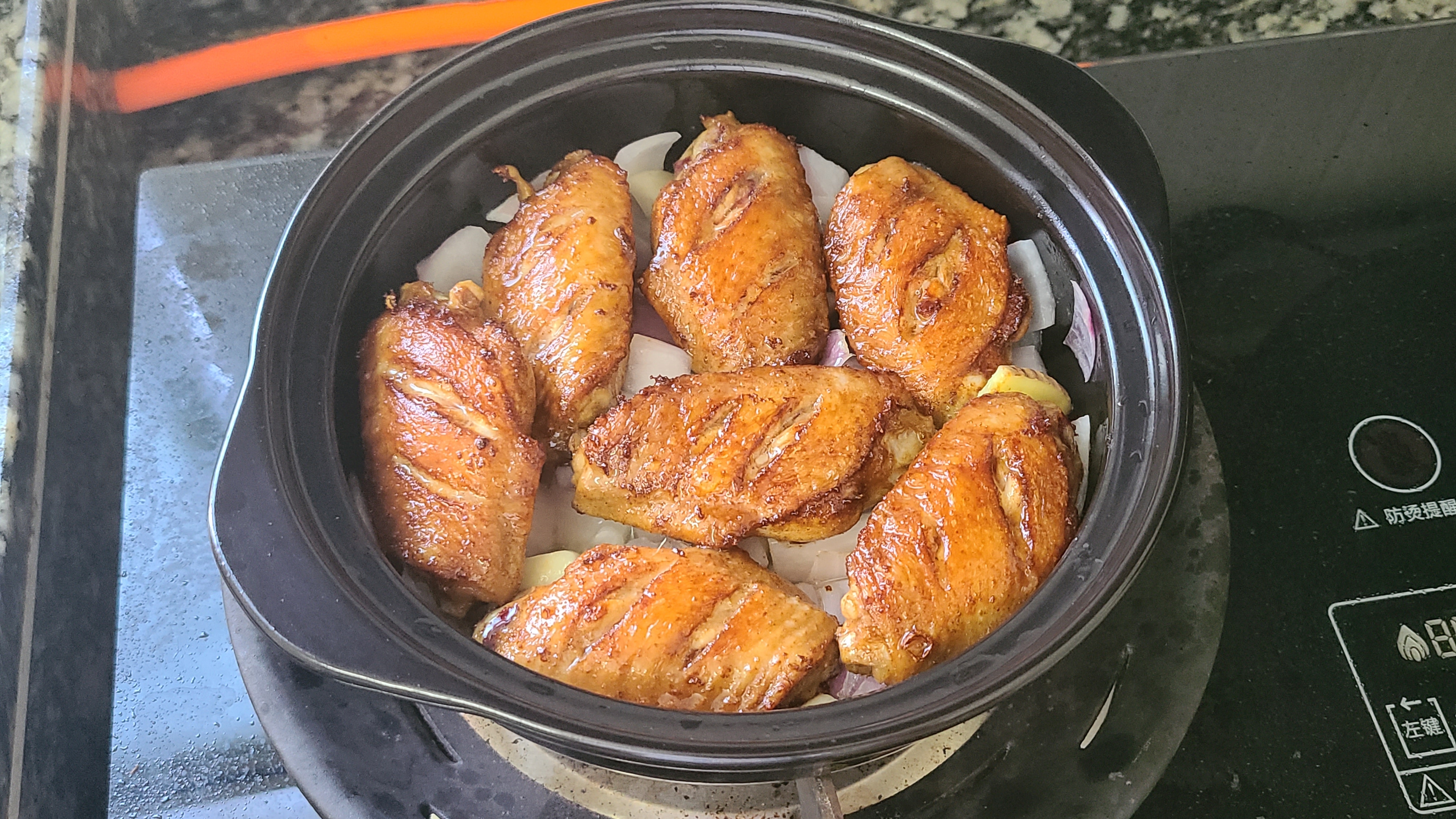 焗鸡翅，广东人这样做鸡翅很好吃，不用水也能做，太香了