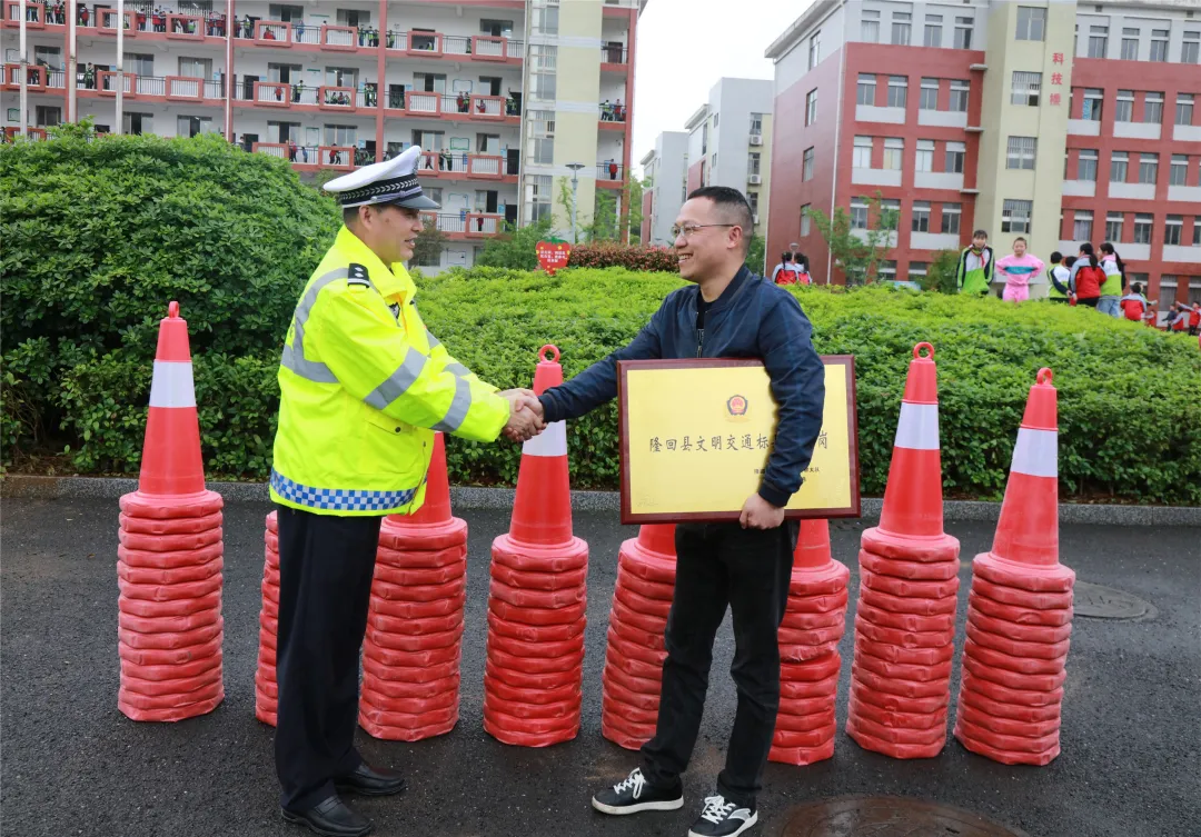 学党史担使命 圆梦“微心愿”交警在行动