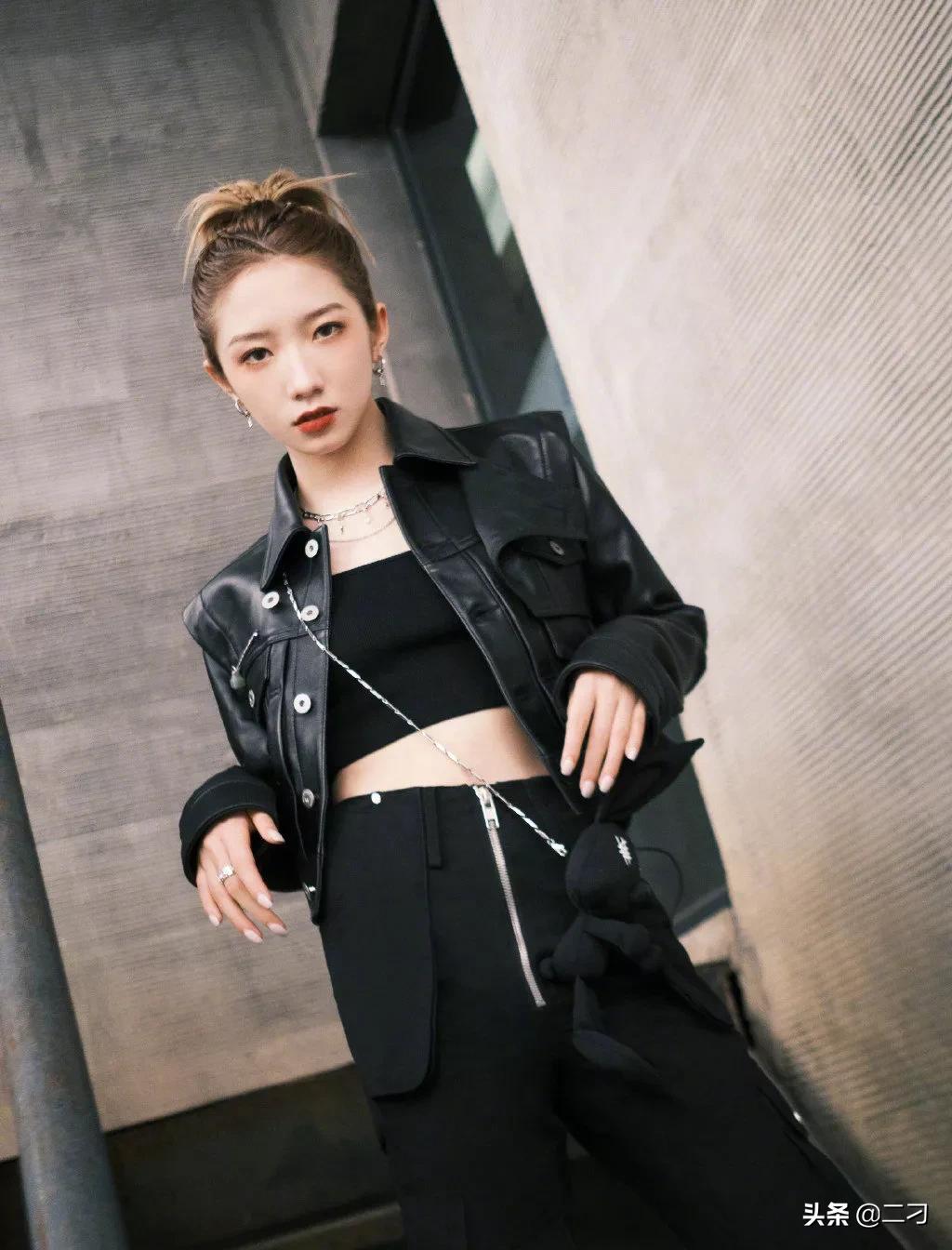 Meng Meiqi's neat and modern black style wears FengChenWang's black ...