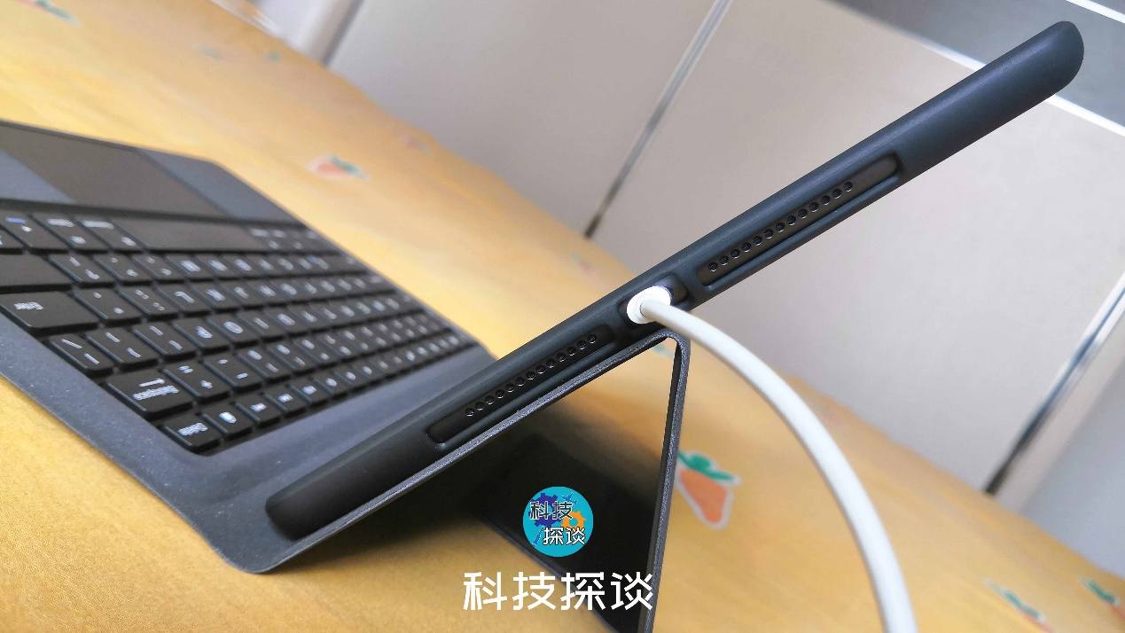 搬砖人必备iPad生产力配件：SMORSS无线蓝牙键盘保护套