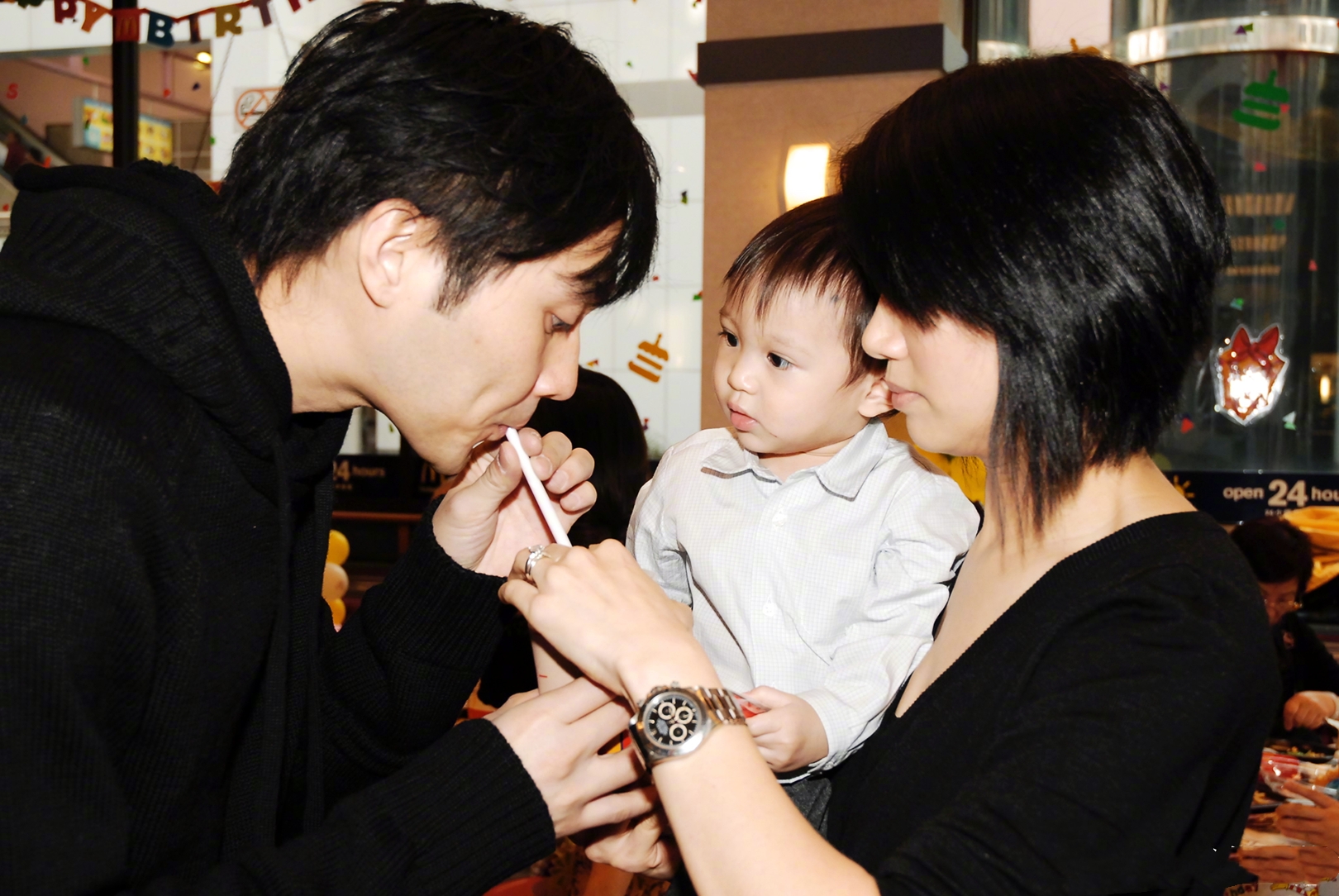 張智霖兒子母親節曬照，魔童攬媽媽臂膀顯男友力，身高赶超袁詠儀