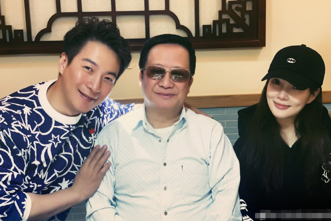 李小璐带“男闺蜜”见家长！两人同框动作亲密