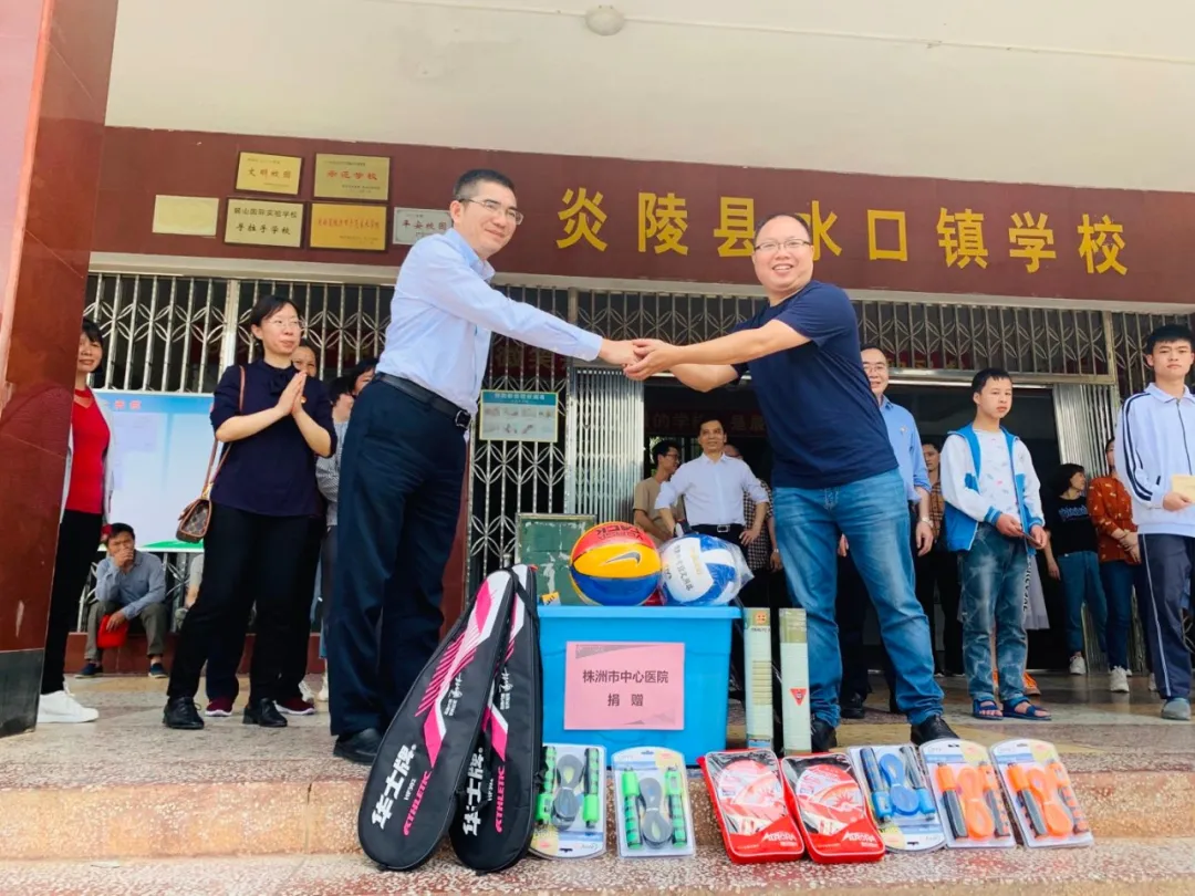 学党史,当先锋,我为群众办实事——炎陵县水口镇义诊、助学活动