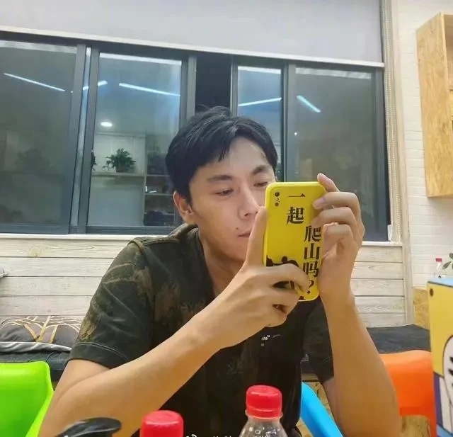 Baby带“菜刀”现身机场？提裙子时将“菜刀”别