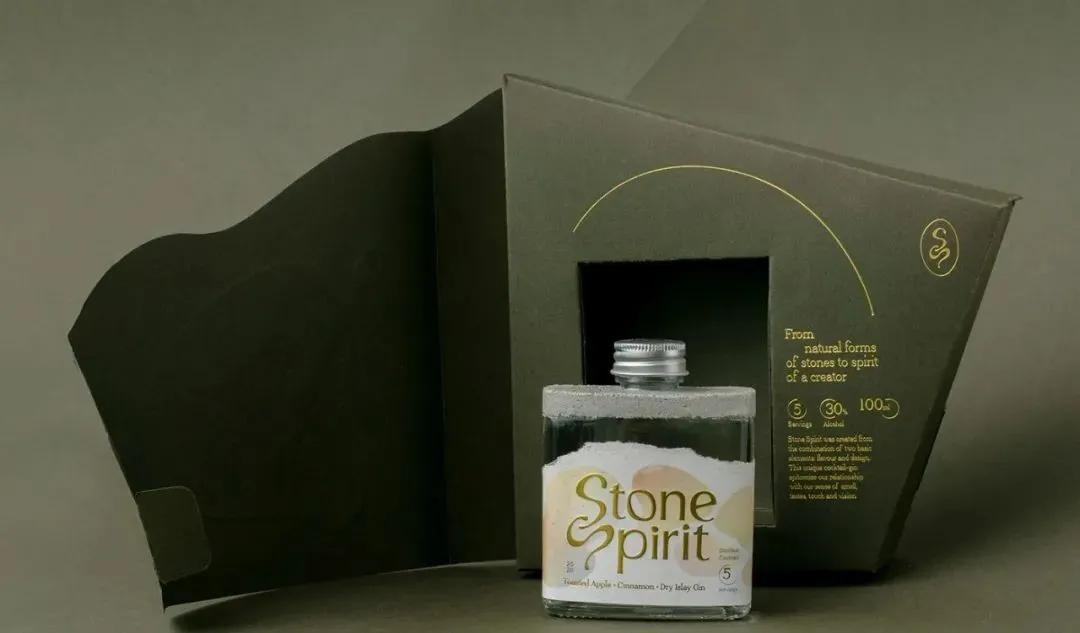 The combination of creative gin mixed with soil and glass material