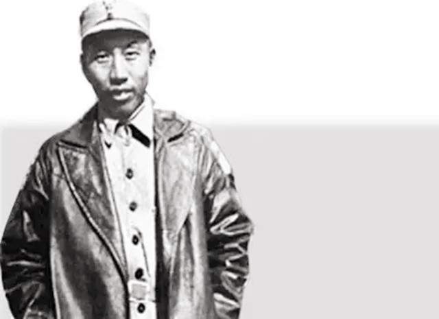 王震上将便衣视察，县长不讲理要抓他，王震如何处理？
