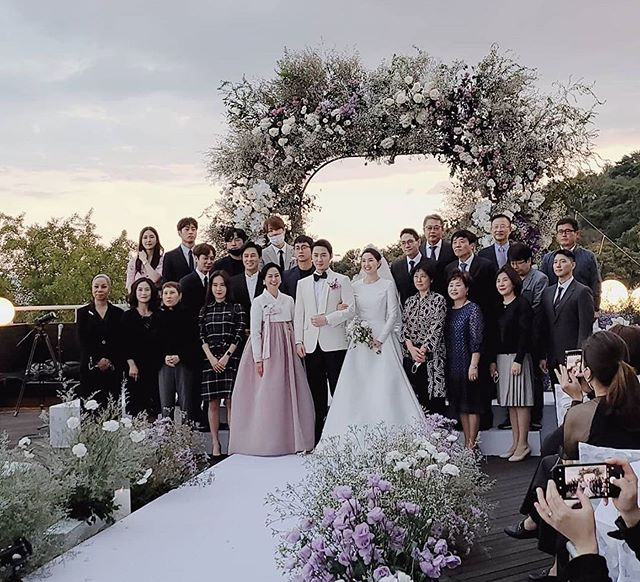 JUNJIN举办婚礼，组合成员摆Pose，新人挽手对视超幸福