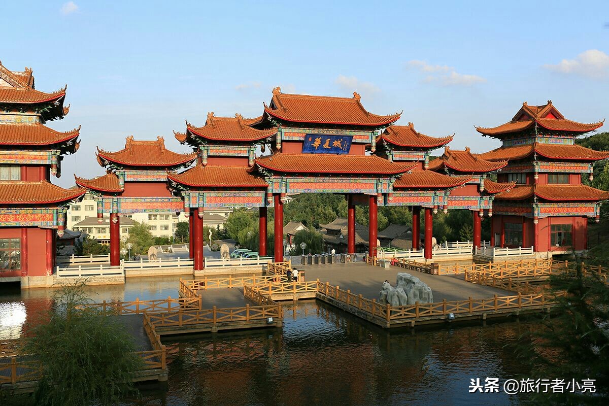 華夏城旅遊風景區東臨大海,西枕龍山,其中有中國跨度最大的牌樓華夏第