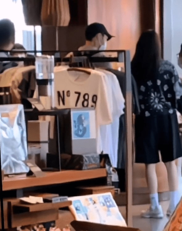 网友上海偶遇张智霖夫妇，袁咏仪长发披肩穿短裤秀出长腿，太少女