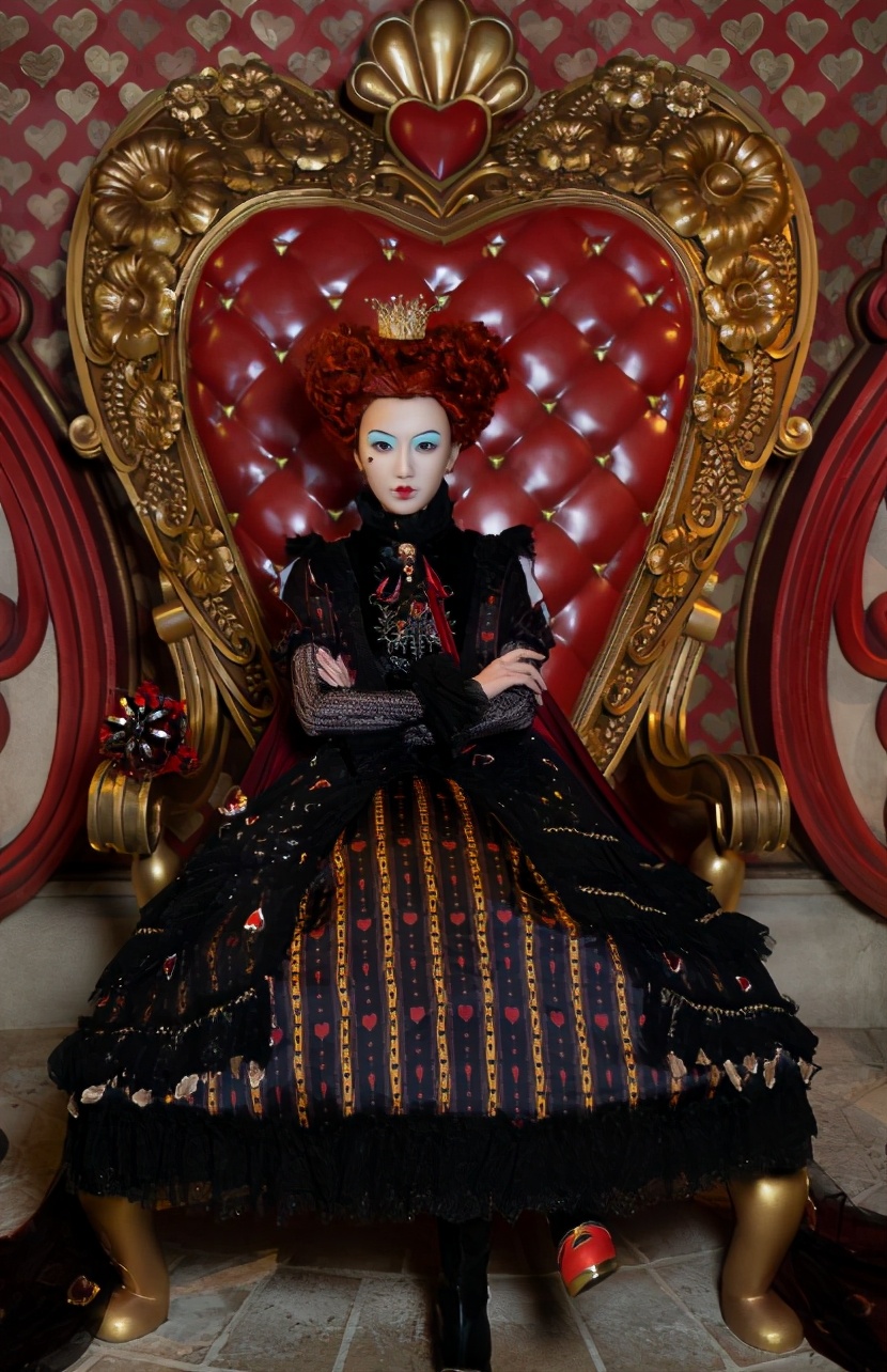 毛晓彤cosplay红桃皇后，仿佛从《爱丽丝》走出来