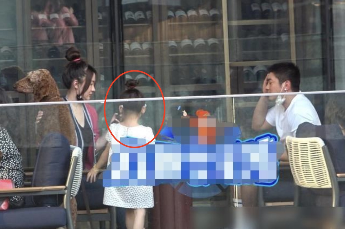 度假一家三亞度假被偶遇，神秘女孩兒現身，再被質疑是霍思燕二胎