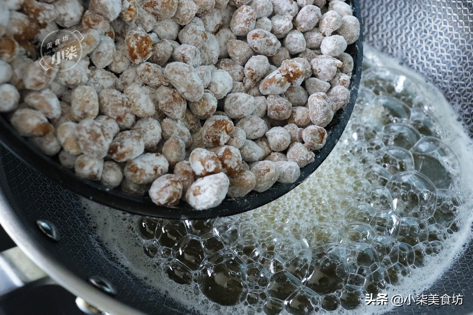 花生里打2個雞蛋，老式做法教會你，年夜飯吃著香，下酒必備