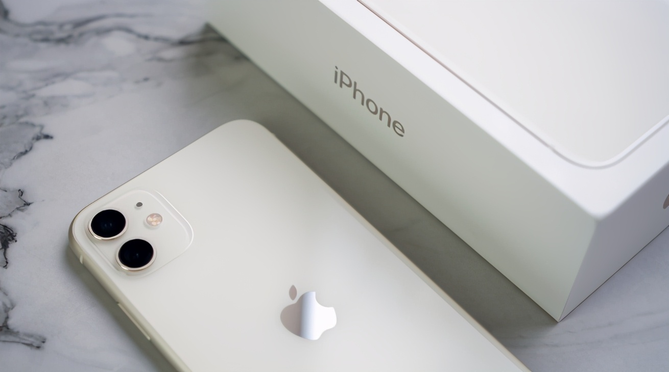 苹果亮剑，iPhone11大降1100元，网友：库克妥协了