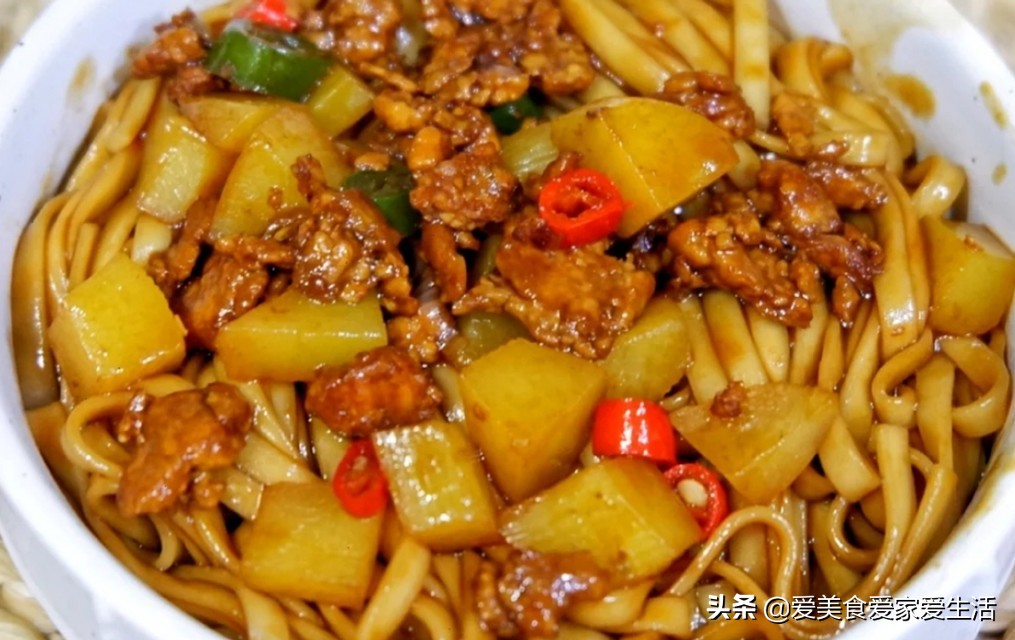 Delicious to the noodles served with soy sauce of ground meat potato that licks a bowl, sauce is sweet full-bodied, 