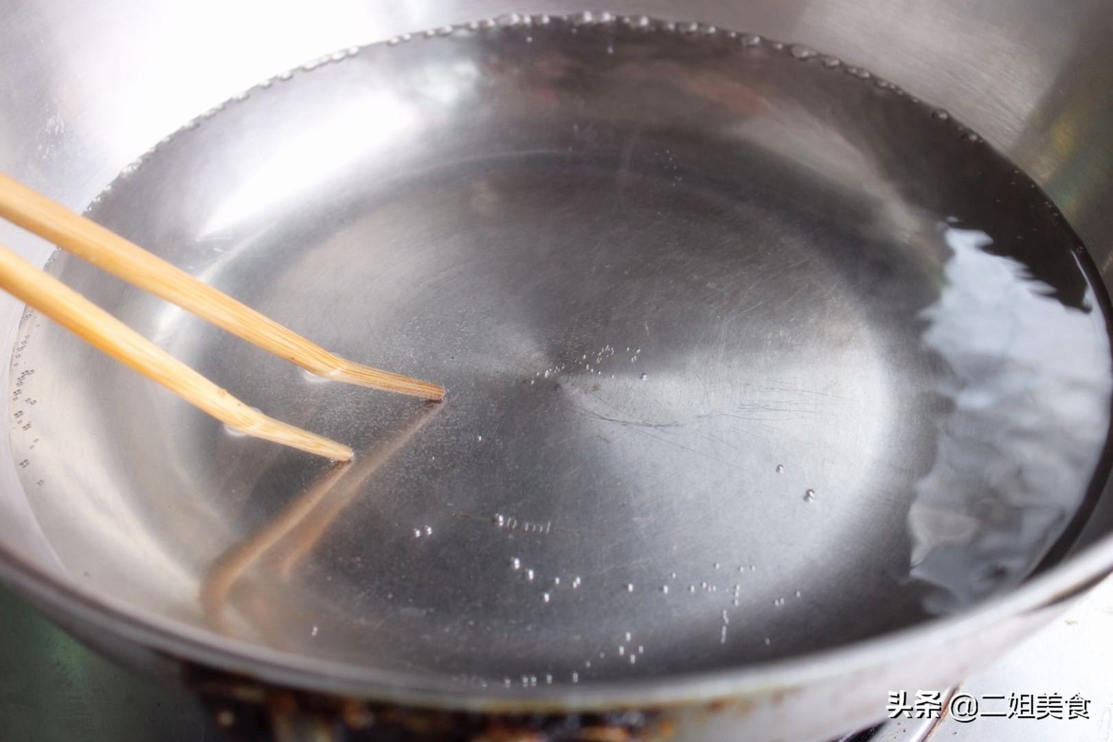 水煮荷包蛋，水开下锅煮是错的！大厨教您一个妙招，不散花还完整