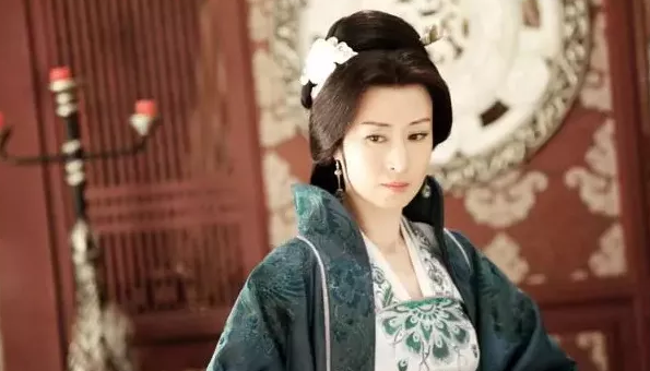 刘敏涛现身苍蝇小馆，被偷拍疑似黑脸，素颜被