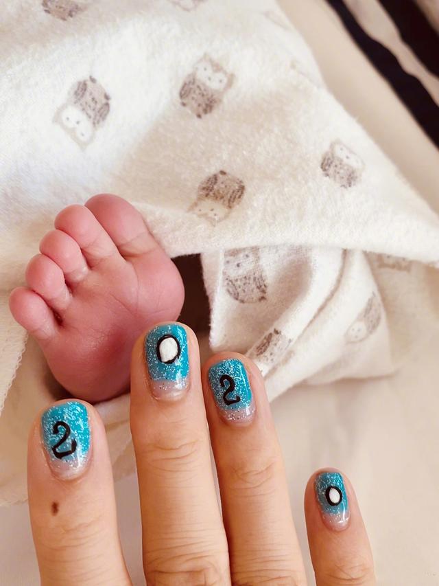 章子怡罕见晒合影，庆祝儿子会叫妈妈，母子互动温馨有爱