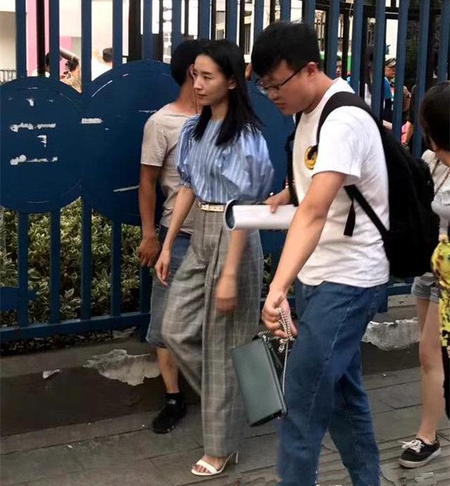 董洁早起做饭，素颜眼窝深陷皱纹横生，41岁的脸