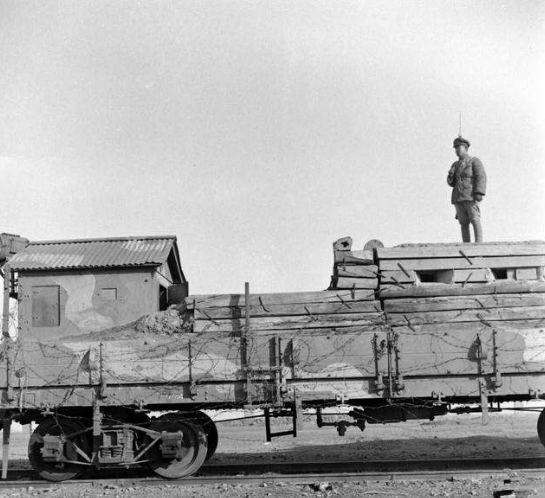 敌军装甲列车无敌？14门野炮200米外齐射，当天拿