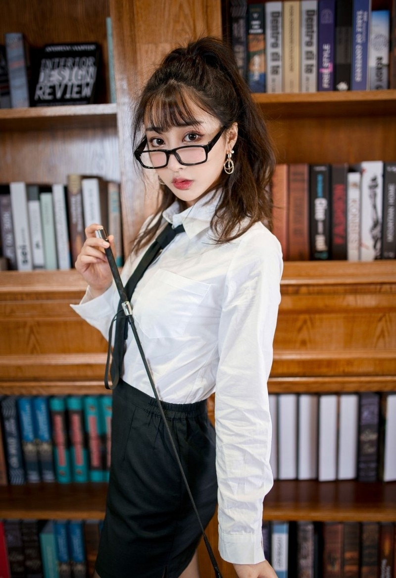 美女女秘书穿白衬衫搭配黑丝性感魅力瞬间翻倍图片