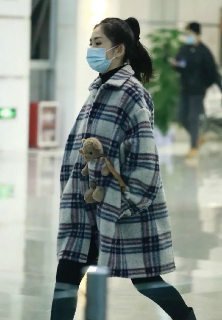 谢娜挺着二胎孕肚走机场，穿格纹大衣难掩明显孕相，双腿依旧纤细