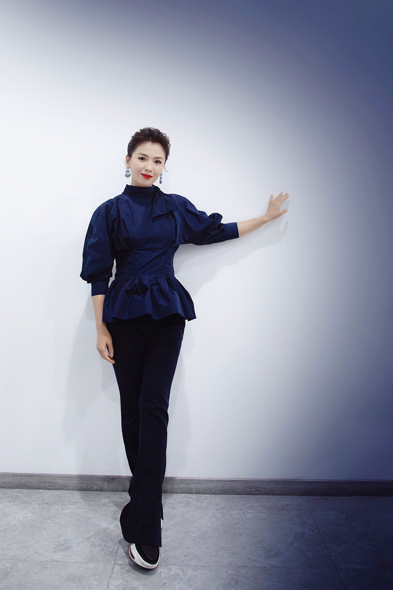 刘涛终于有了新身份，穿亮片西装化身“霸总”