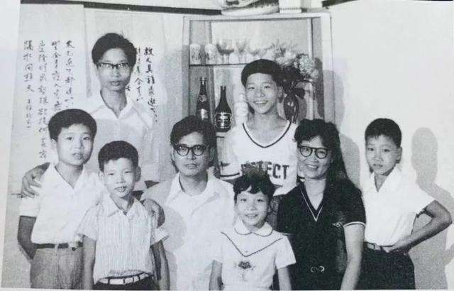 他被称为\"博士老爹\"，6个孩子5个博士，