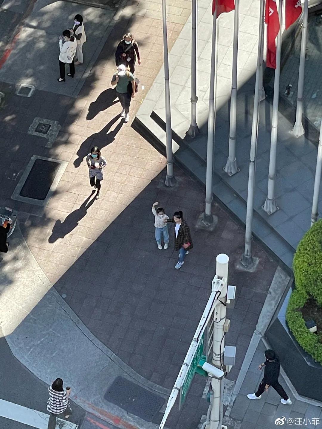 汪小菲出關和家人團聚，手牽一雙兒女超幸福，6歲玥兒苗條高挑