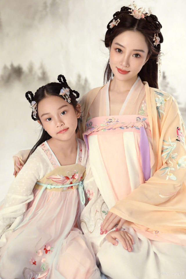 李小璐與女兒同框跳舞，母女穿親子裝像極姐妹花，甜馨越長越漂亮