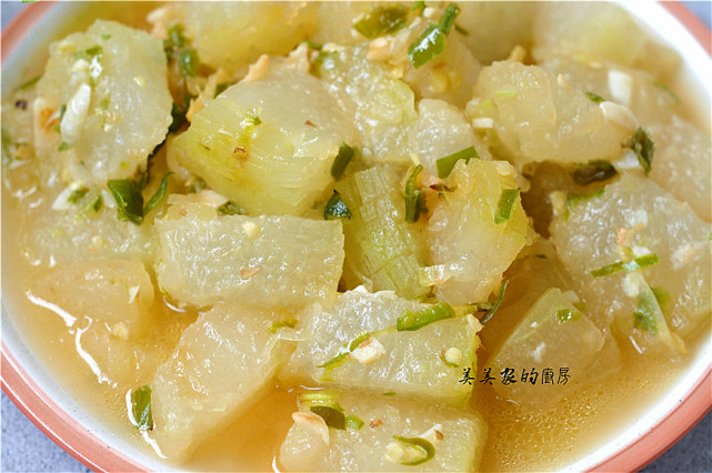 馋肉了，做道红烧冬瓜，加把辣椒锅中一烧，比红烧肉更香