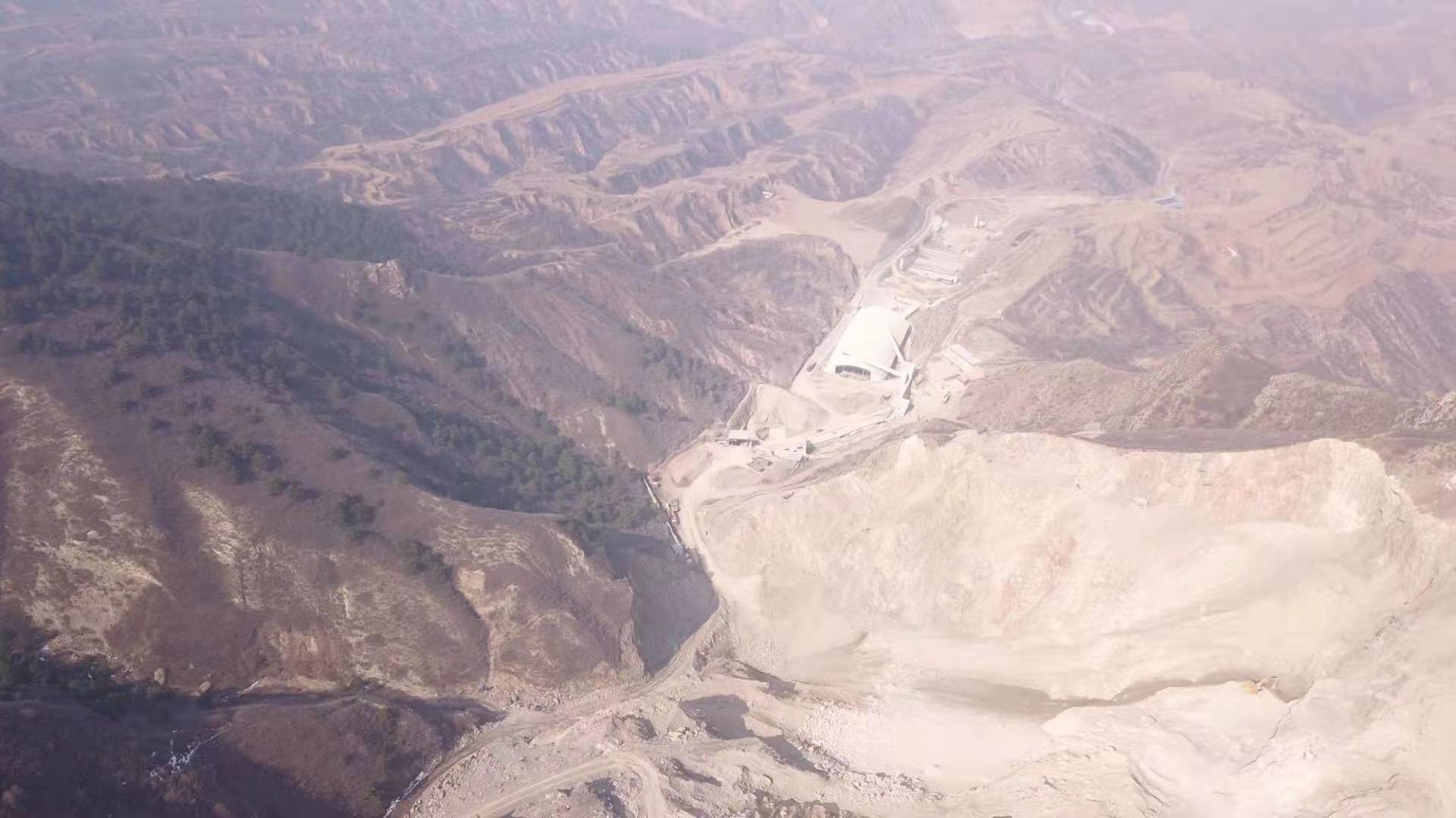 忻州一石料厂大面积毁林取石