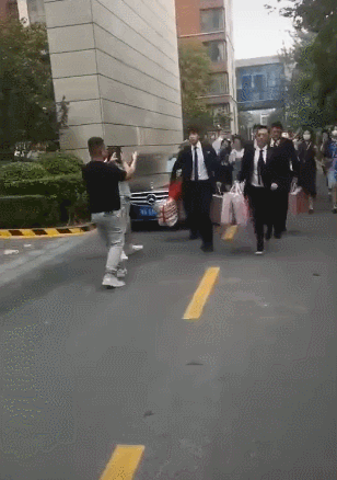 邓伦又当伴郎！穿帅气西装提礼物一路小跑，戴清宫头饰被伴娘捉弄