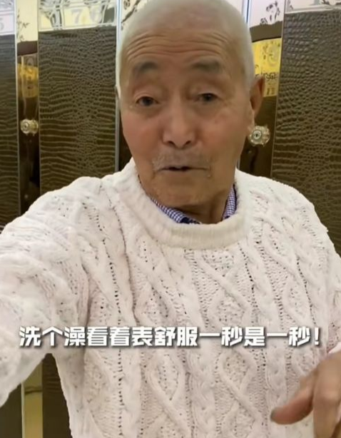 81岁姥爷收破烂，口吐芬芳，为何还获1.4亿点赞，