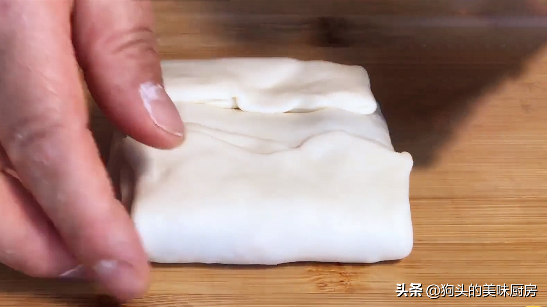 韭菜加豆腐，我家隔三天吃一次，外酥里嫩，飯店都吃不到，太香了