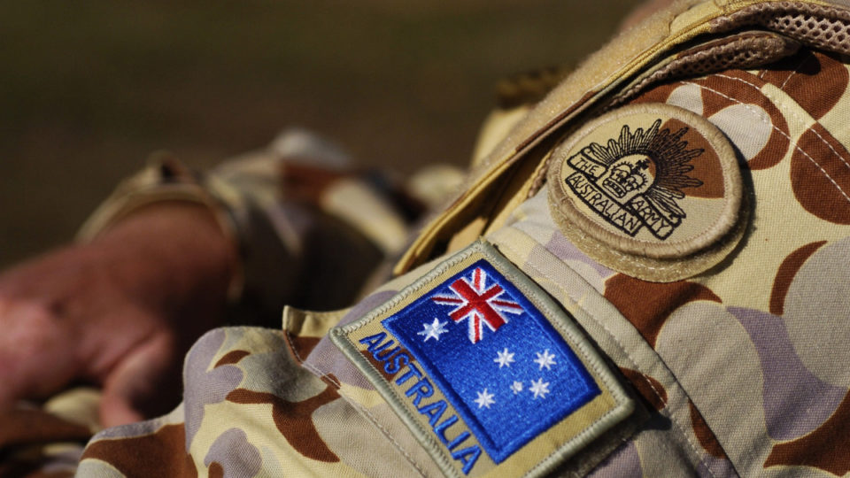 屠杀平民做练习，随手割喉14岁少年..澳洲军队虐杀视频曝光