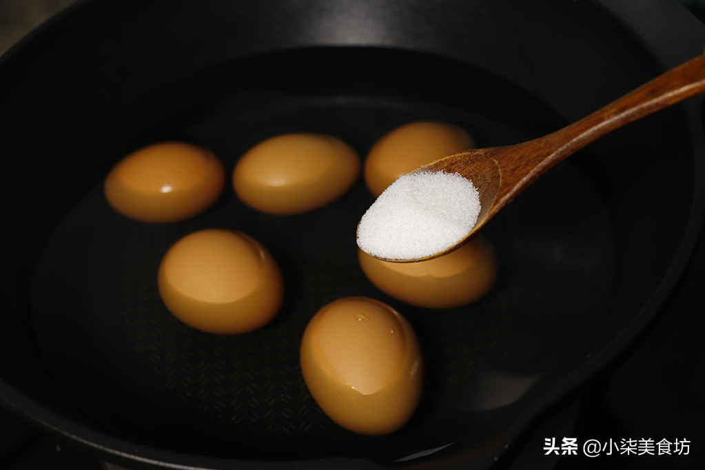 煮雞蛋時，不能只用清水，多加2樣東西，蛋殼好剝，蛋黃又香又嫩